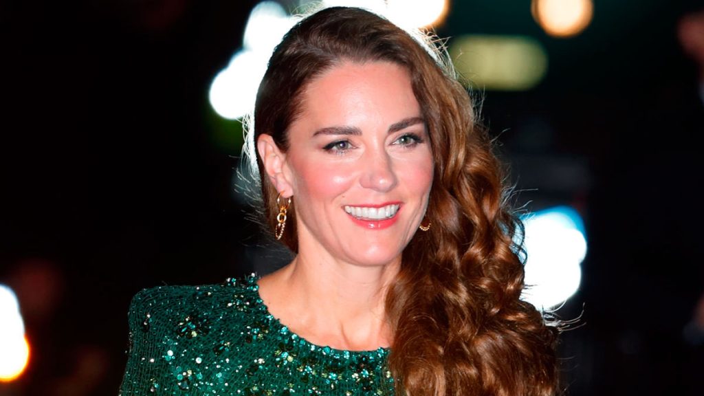 Kate Middleton dazzles in a green dress on the red carpet of the Royal Variety Performance Kate Middleton at the Royal Variety Performance