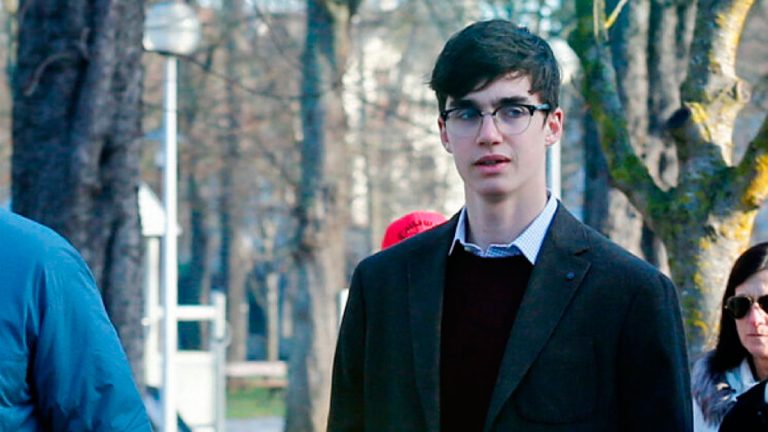 Pablo Urdangarin is photographed hugging a girl (Photos) Girlfriend of Pablo Urdangarin