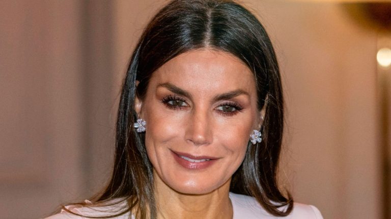 Queen Letizia has dropped her bag exposing what she had inside What does Queen Letizia carry in her bag