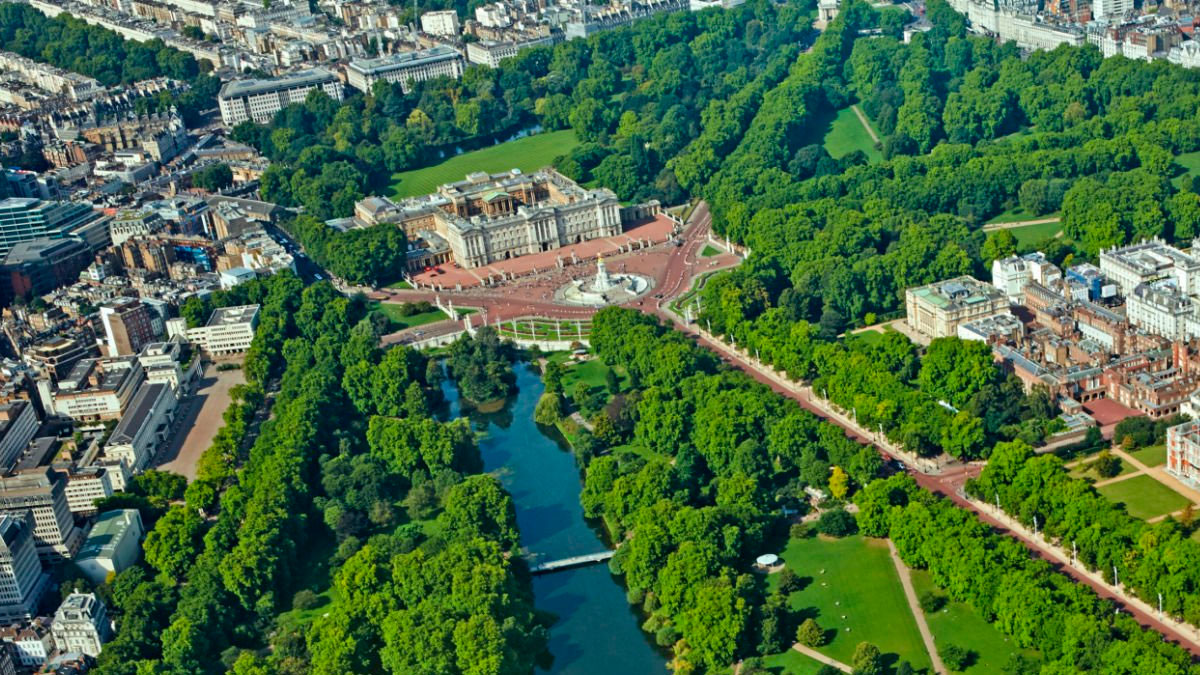 how many rooms does Buckingham Palace have » Elizabeth II of the United Kingdom