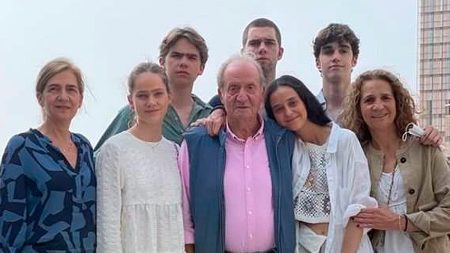 Photo of King Juan Carlos with his daughters and grandchildren