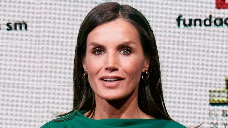 Queen Letizia debuts green garment