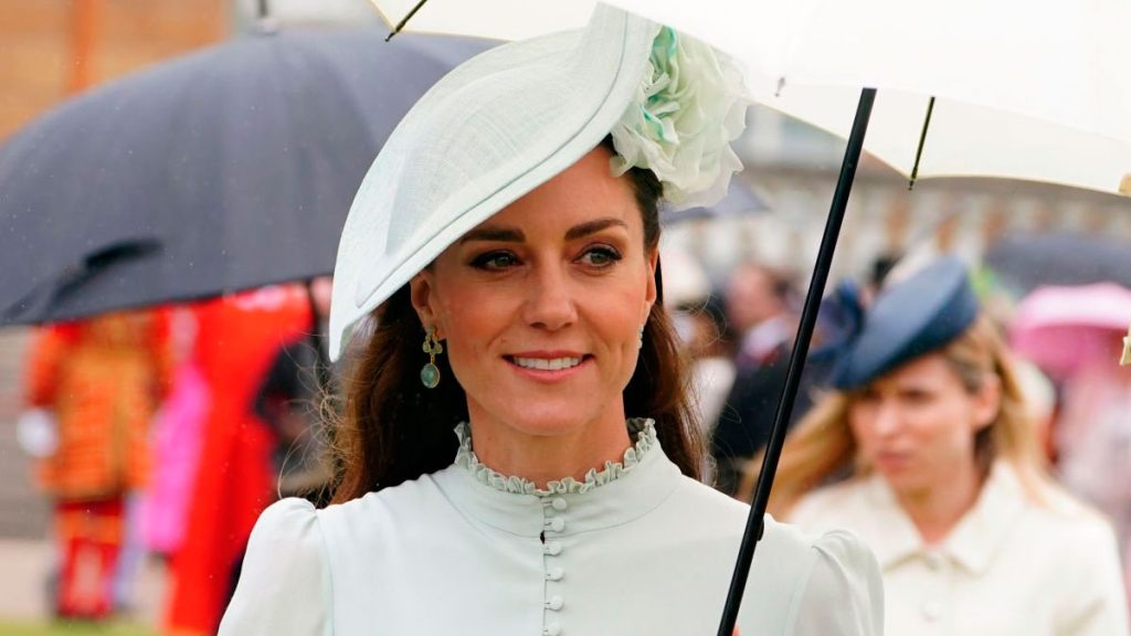 Kate Middleton dazzled at the garden parties at Buckingham Palace (Photos) Queen Letizia's polka dots dress » Fashion
