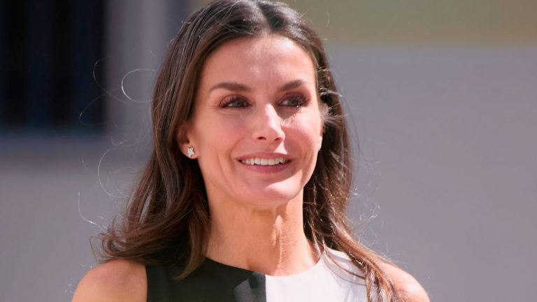 This is how Queen Letizia reacted when she saw a guest wearing the same dress as her (Photos) Queen Letizia black and white dress