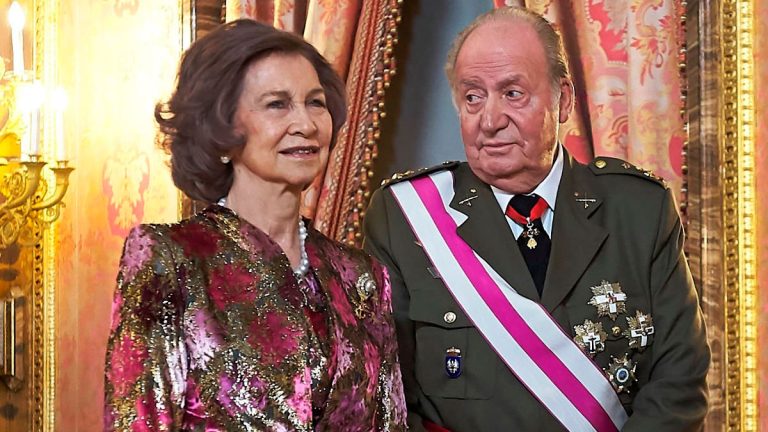 King Juan Carlos returns to Spain, but Queen Sofia moves away from him meeting between Queen Sofia and King Juan Carlos