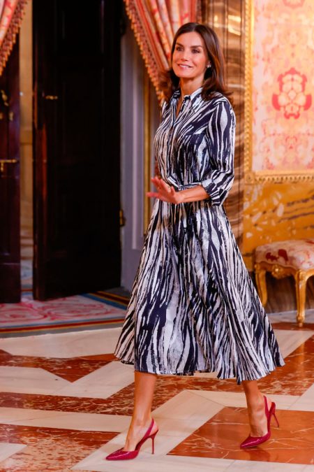 Black and white dress of Queen Letizia: a monochromatic statement