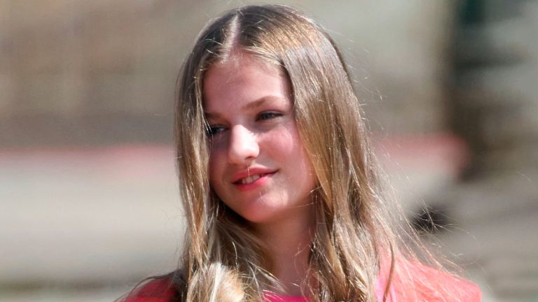 How much does the bicolor dress worn by Princess Leonor on her visit to Galicia cost? Princess Leonor bicolor dress