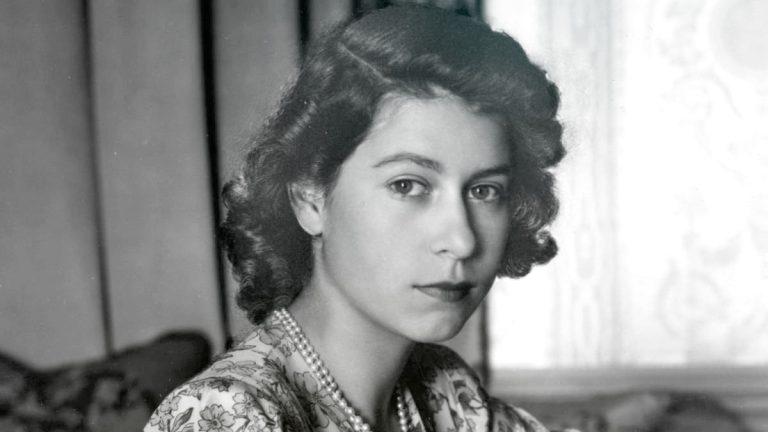 Who is the earl Queen Elizabeth II fell in love with before she met Prince Philip? First love of Queen Elizabeth II