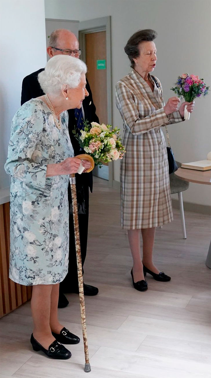 Queen Elizabeth II and princess Anna