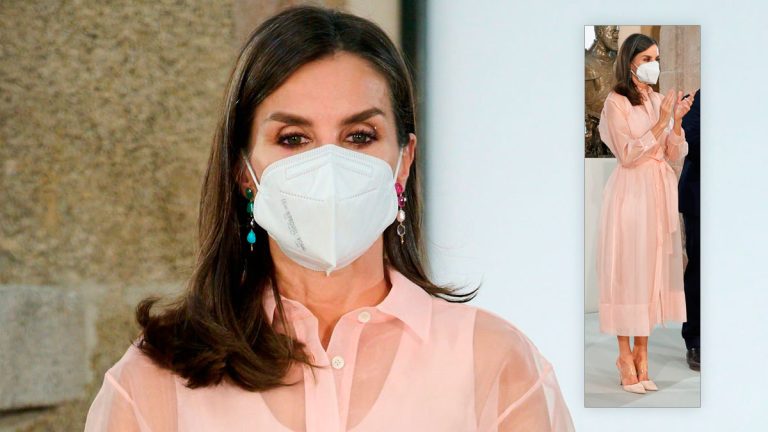 Queen Letizia appears with a daring look and her face mask Queen Letizia at the National Culture Awards