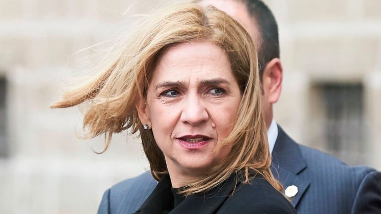 What did she do to her face? This is the new image of Infanta Cristina Infanta Cristina's aesthetic makeover