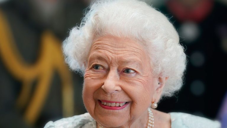 How much rent do members of the royal family pay to Elizabeth II for their residences? How much does it cost to live in the palace