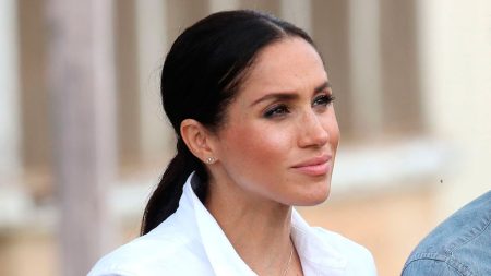 Love and hate gestures for Meghan Markle at Windsor Castle (Video) Why do people hate Meghan Markle?