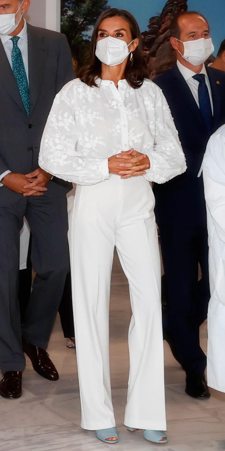 Queen Letizia uses Princess Leonor's clothes