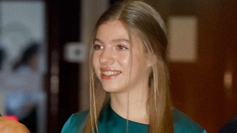 Photos: The Infanta Sofia accompanies her sister in her reappearance Infanta Sofia in a green mini dress