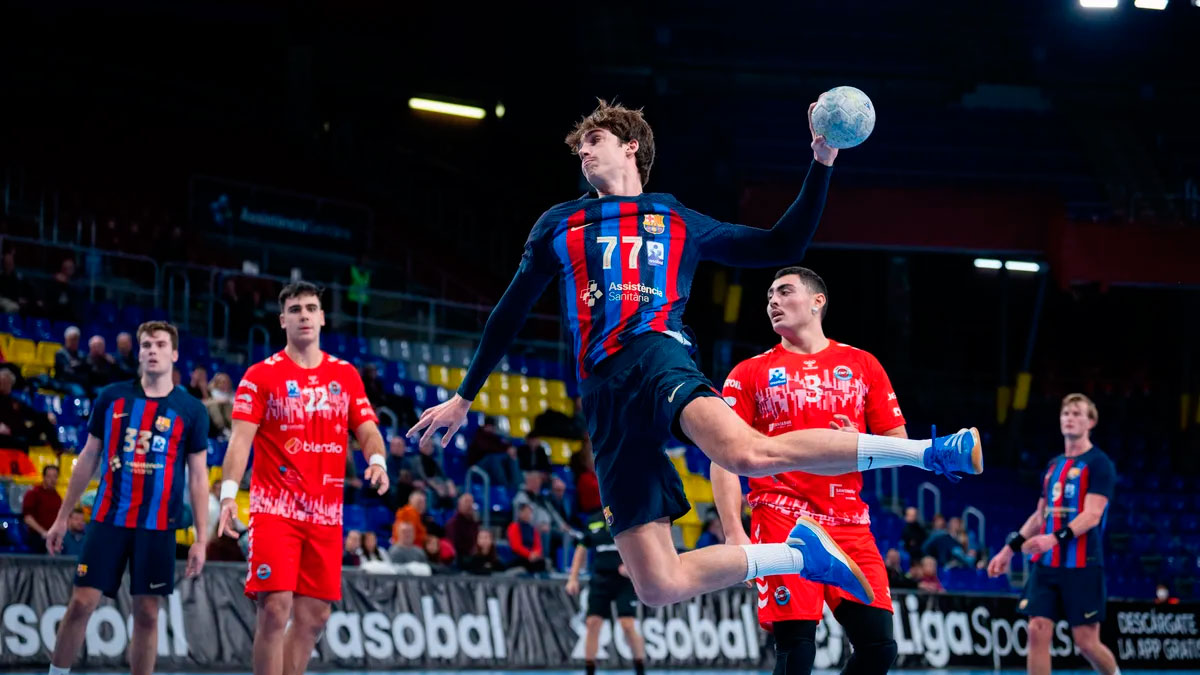 Pablo Urdangarin playing handball