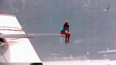 The story behind the photo of Princess Diana sitting on the trampoline Princess Diana sitting on diving board