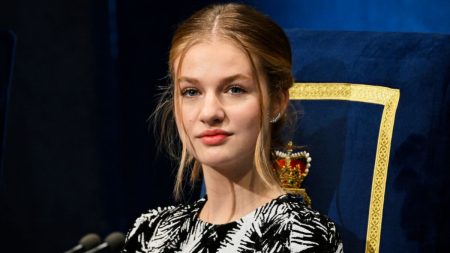 Princess Leonor refuses to meet with King Juan Carlos Princess Leonor refuses to meet with King Juan Carlos