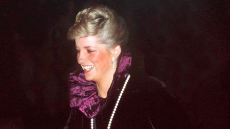 This is how Princess Diana wore the necklace Kim Kardashian bought, How much did she pay for the jewel? kim kardashian princess diana necklace