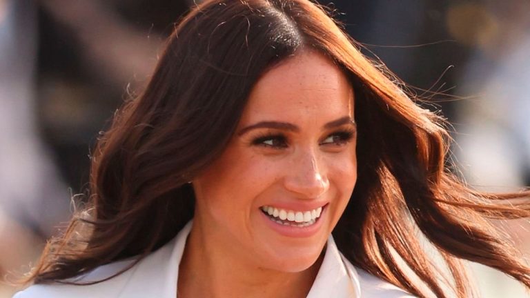 What is the trick Meghan Markle uses to take care of her hair? Meghan Markle hair treatment