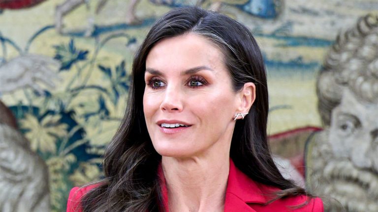 Is it an oversight or is it fashion? The detail in the look of Queen Letizia for which she was criticized by the British press gray hair of Queen Letizia