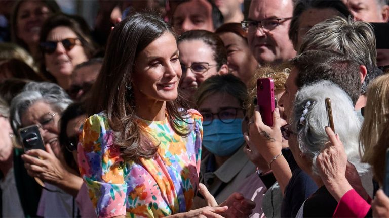 The awkward moment that Queen Letizia lived in the middle of the crowd and that went viral (VIDEO) Queen Letizia in Cordoba