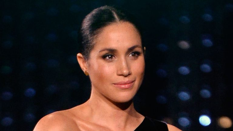 The image Meghan Markle asked to remove from social media for fear of Queen Elizabeth II Meghan Markle at the British Fashion Awards