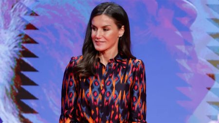 How many languages does Queen Letizia speak