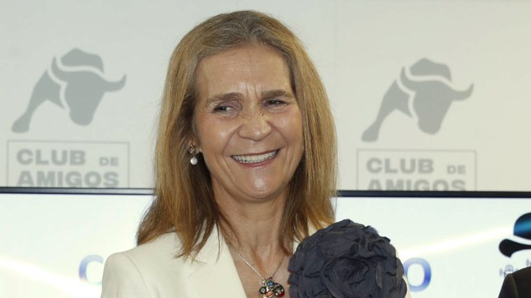 Infanta Elena surprises with a new look and attitude Infanta Elena at the Radio Libertad Awards
