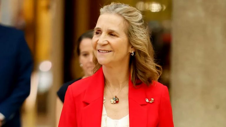 Infanta Elena generates controversy for her purse of more than 3 thousand dollars Infanta Elena's Dior handbag