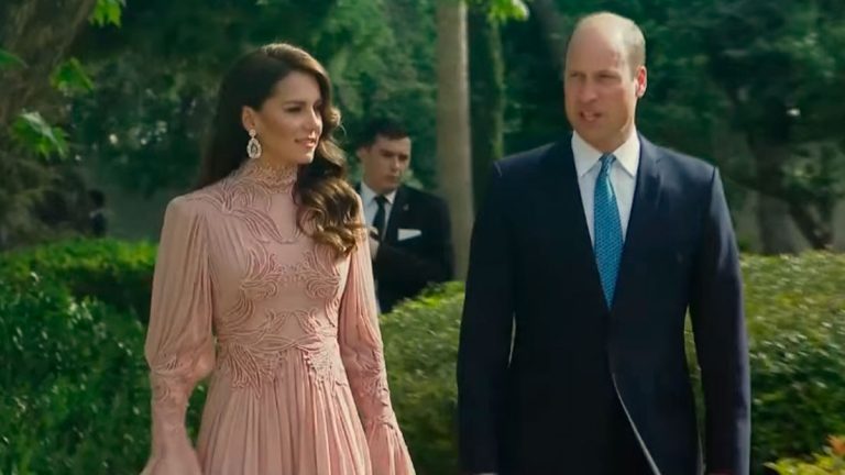 Kate Middleton dazzles in her debut at a Royal Wedding Kate Middleton at the royal wedding in Jordan