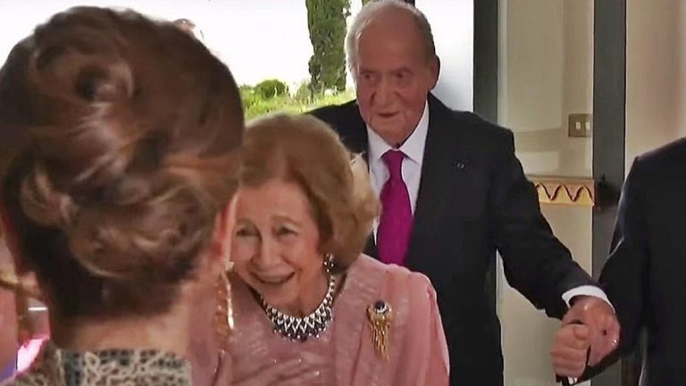 Queen Sofia and King Juan Carlos at the royal wedding in Jordan: The Queen wore a dress from almost 20 years ago. King Juan Carlos and Queen Sofia at royal wedding in Jordan
