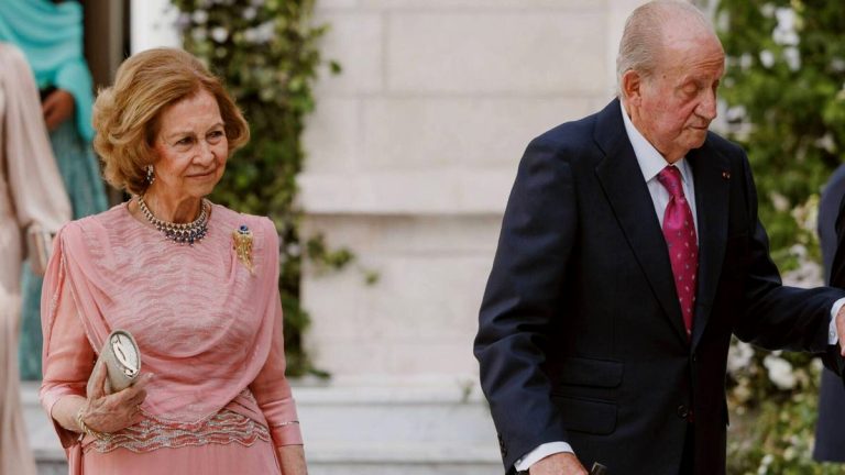 King Juan Carlos stars in one of the most striking photos of the royal wedding in Jordan King Juan Carlos and Sofia at the royal wedding in Jordan