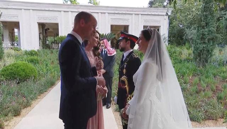 William's gesture to Kate at Jordan royal wedding