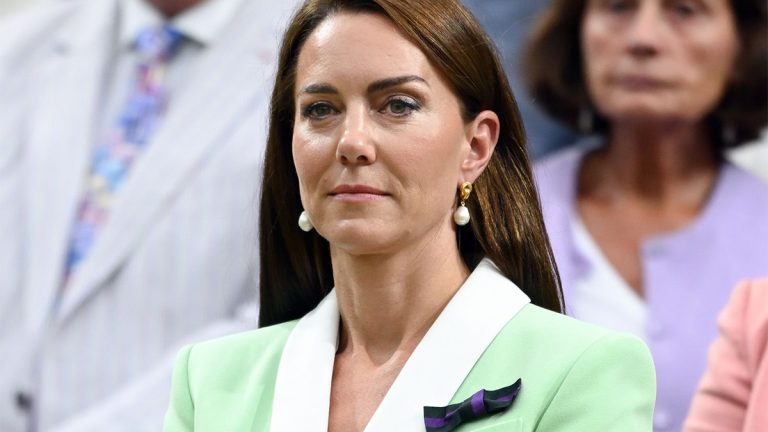 What is the meaning of the brooch that Kate Middleton wore at every Wimbledon match? Kate Middleton's brooch at Wimbledon
