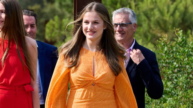 PHOTOS: Princess Leonor debuts her first dress with cleavage Princess Leonor's orange dress