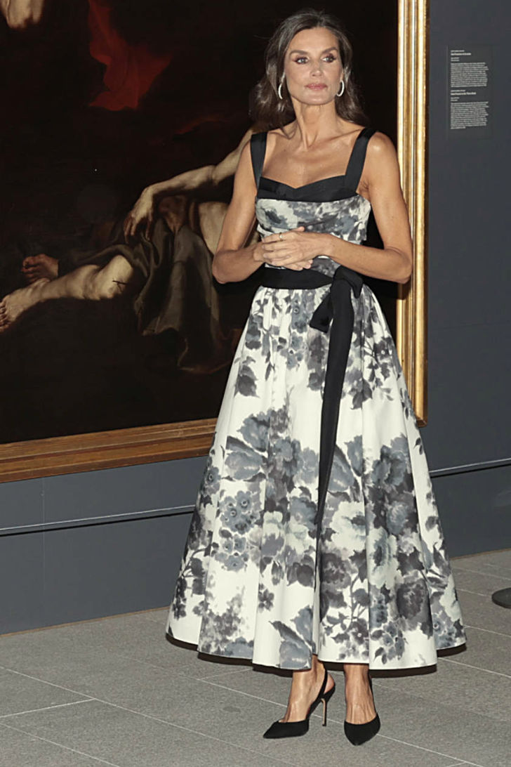 Queen Letizia in a sweetheart neckline dress » Fashion