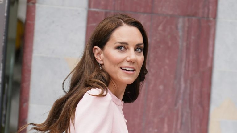 PHOTO| Top and sneakers: Kate Middleton’s look at the Houghton Hall Music Festival Kate Middleton at the Houghton Hall Music Festival
