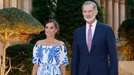 How much is King Felipe's salary?