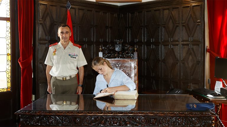 How does Princess Leonor write? The future Queen of Spain’s handwriting is causing controversy on social media Princess Leonor's handwriting