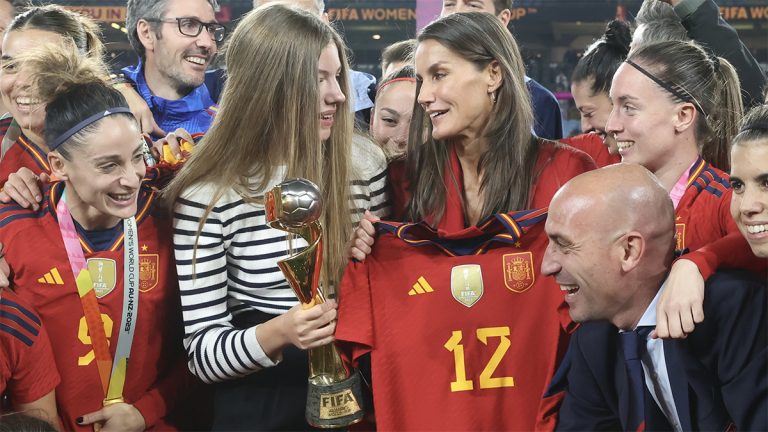 These are the best PHOTOS of Queen Letizia and Infanta Sofia at the Women’s World Cup Infanta Sofia at the Women's World Cup