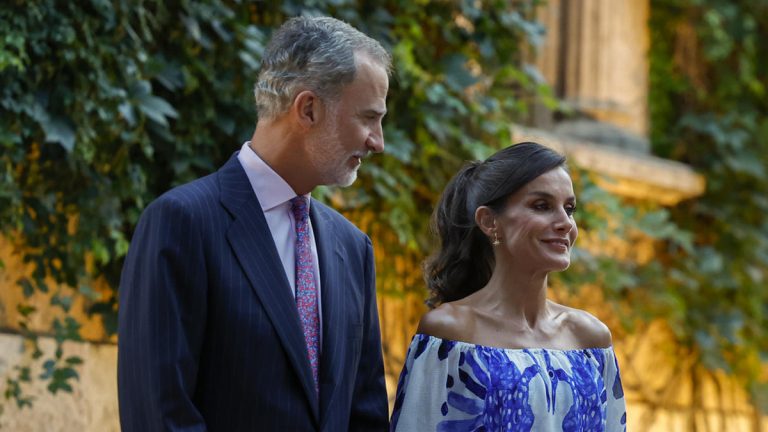 The most romantic PHOTO ever seen of Queen Letizia and King Felipe VI in Mallorca Felipe and Letizia in Mallorca