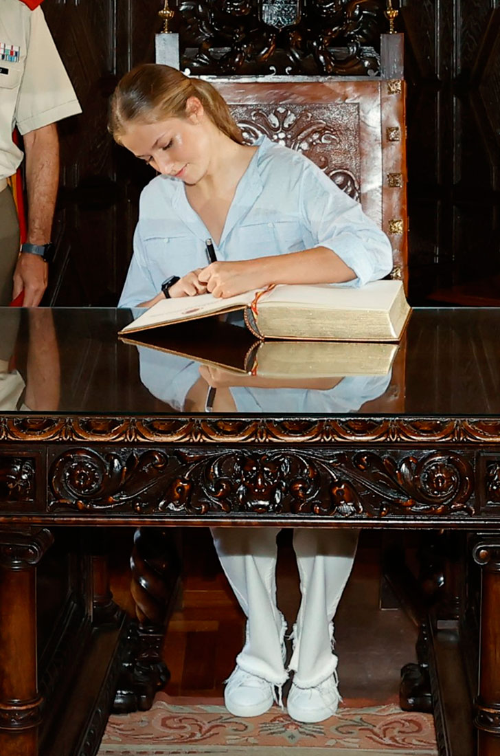 Princess Leonor signing