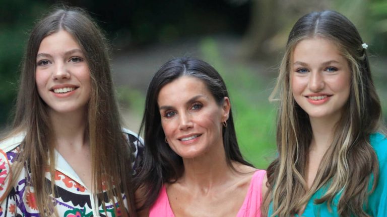 PHOTOS: Queen Letizia’s secret outing with her daughters Leonor and Sofia in Mallorca Leonor and Sofia visit farm in Mallorca