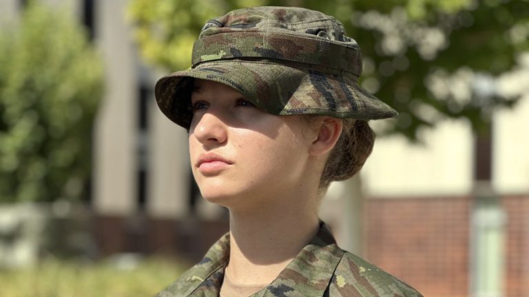 PHOTOS: Princess Leonor’s first day at the Military Academy dressed in uniform Princess Leonor dressed in military uniform