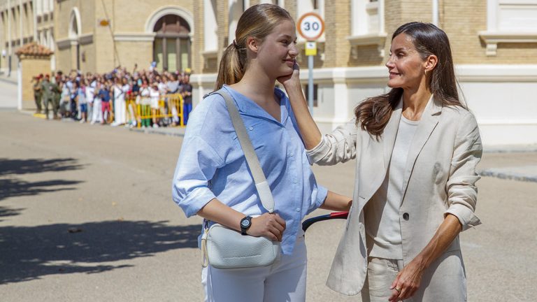 PHOTOS: A resigned and somewhat sad smile: Queen Letizia bids farewell to her daughter Princess Leonor Queen Letizia bids farewell to Princess Leonor