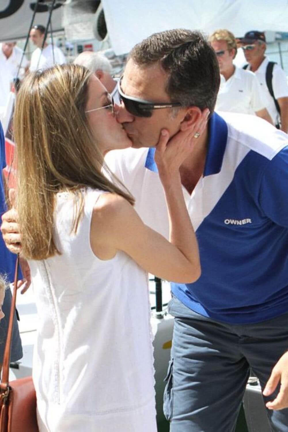 A candid moment of Queen Letizia and King Felipe kissing