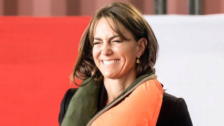 VIDEO: Kate Middleton’s hilarious reaction to inflating a lifejacket Kate Middleton inflating a lifejacket