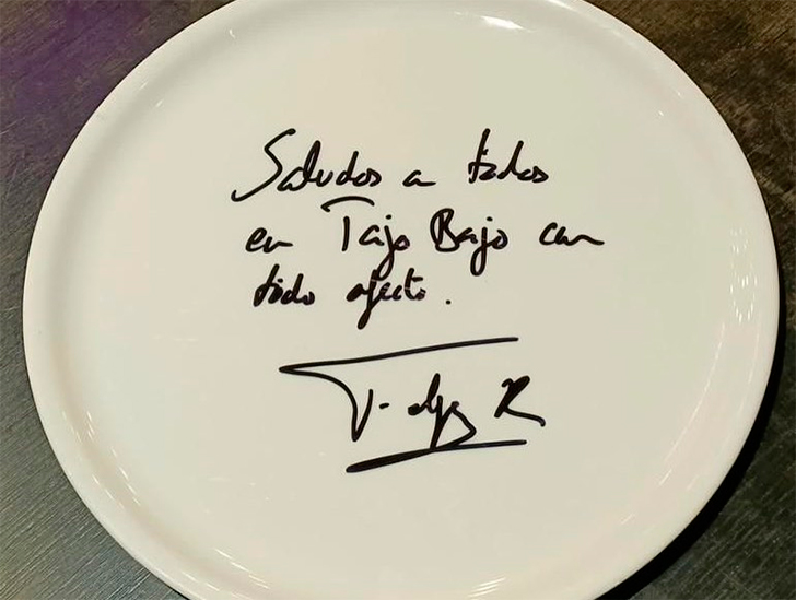 plate signed by King Felipe VI