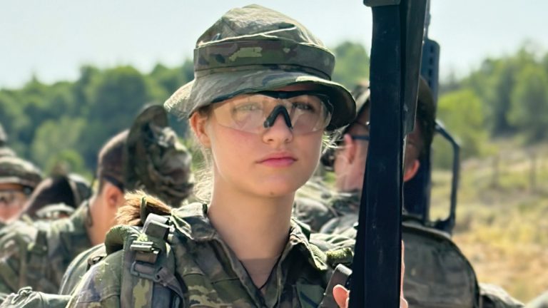 The unpublished PHOTOS of Princess Leonor with an assault rifle in her hands photos of Princess Leonor with a rifle
